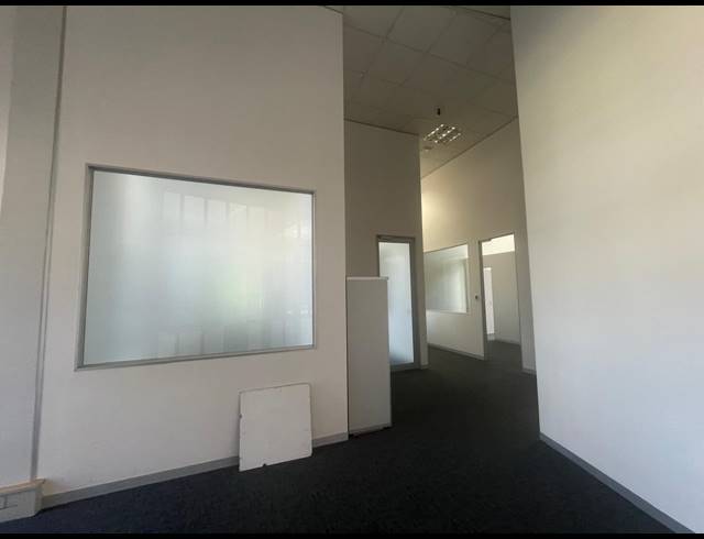 175M² OFFICE TO LET IN BRYANSTON